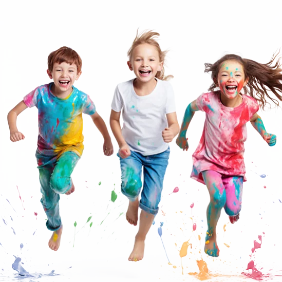 Drei fröhliche Kinder mit bunter Farbe rennen lachend